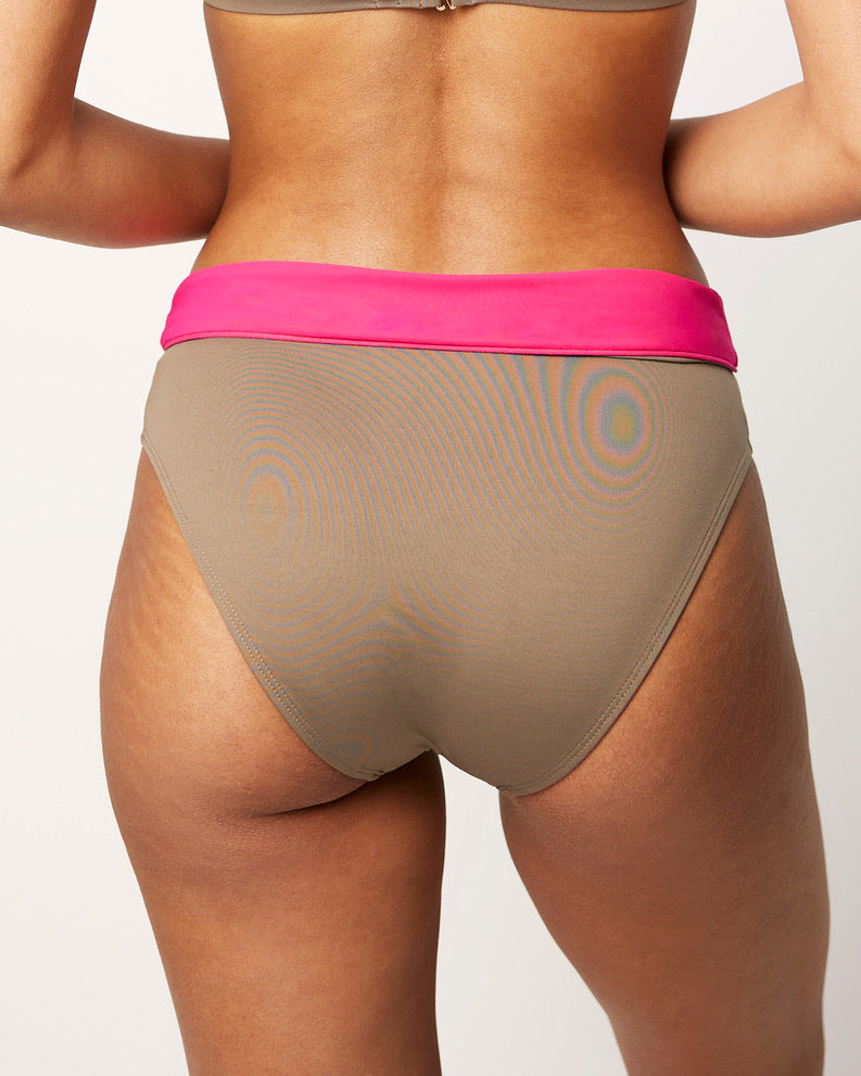 Ikonō La Versatile bikini swimsuit in Tierra with high-waist bottom. Designed for comfort and support, made from eco-friendly materials. Perfect for all body types, including post-surgery swimwear needs. A stylish and inclusive swimwear choice. #BeWhatMovesYou