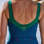 Maillot ikonō Allure Bleu Vert Emeraude, modèle de dos, coupe couture en V avec logo rose signature
