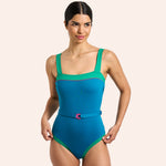Maillot ikonō Allure Bleu Vert Emeraude, modèle de face en studio, coupe couture avec ceinture logo signature